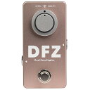 DFZ は、2 つのファズ回路 ( ゲート効果のある鋭く尖ったファズサウンドとダーティーなハイゲイン・ファズサウンド ) を搭載したユニークなファズペダルであり、これらをミックスすることで様々なサウンドテクスチャーを作り出すことができます。本体トップ面の 2 連ノブで LEVEL と DUALITY をコントロール、裏面にはトリムポットで調整できる FILTER と BLEND を備えています。 Control（フロント） ・Level：オーバードライブシグナルの音量を設定します。 ・Duality：2 つのディスクリートファズ回路をミックスしています。最小に設定するとゲート効果のある鋭く尖ったファズサウンド、最大に設定するとタイトなハイゲインファズサウンドになります。 Control（バック） ・Blend：クリーンなインプット信号とオーバードライブされた信号をミックスします。クリーン信号はユニティーゲインに固定され、オーバードライブ信号のボリュームは Level ノブで設定されるため、ブレンド比率を細かくコントロールすることが可能です。 ・Filter：ファズ信号の高域成分の量をコントロールします。