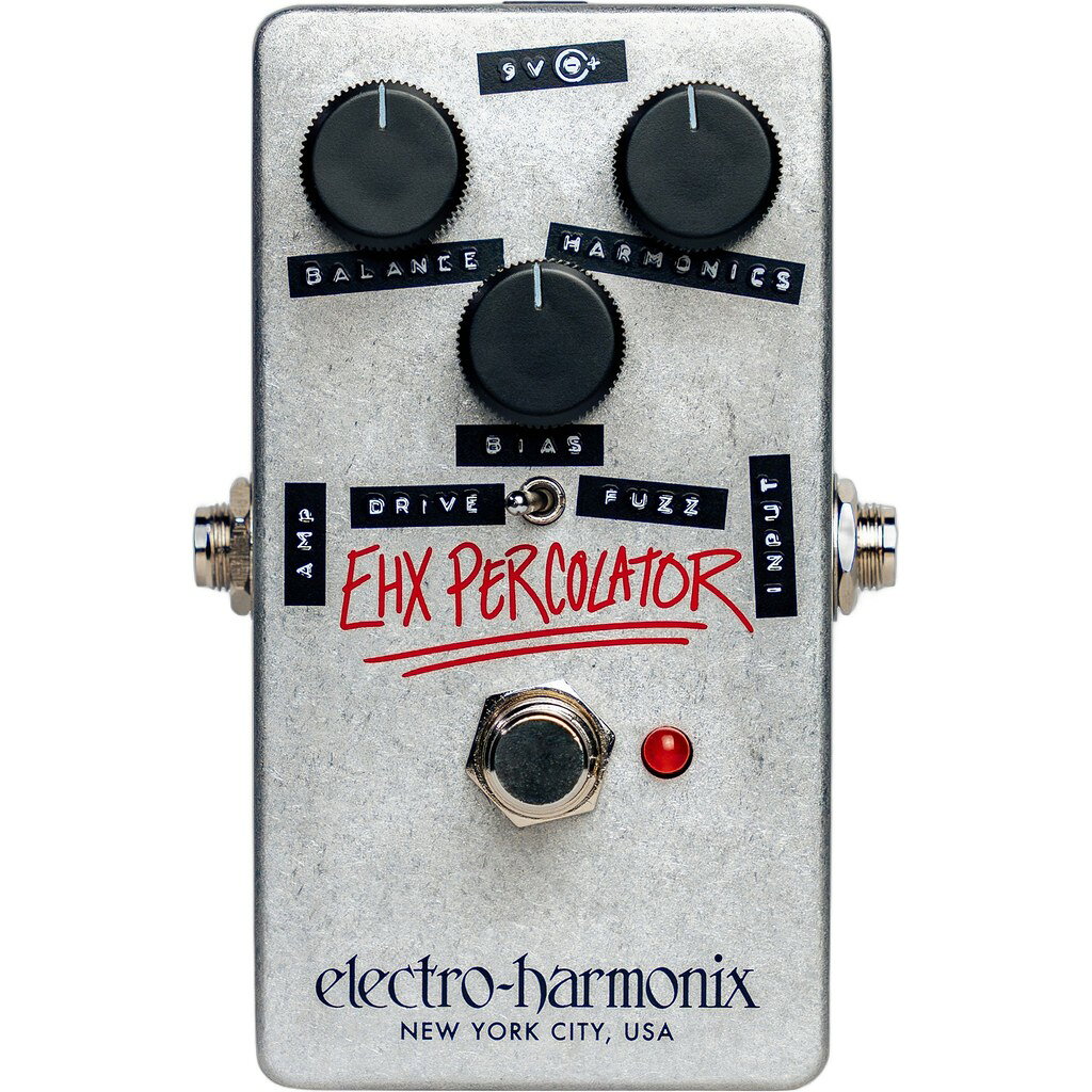 ペダル回路の中には、その成り立ちが歴史と謎に包まれているものがあります。EHX Percolatorの元となった回路もそのひとつです。1970年代、アメリカ・ミルウォーキーのオーディオ修理店で生まれたオリジナル機は、生産数が極めて少なく、回路も樹脂で封印（ゴープ加工）されていたため詳細が知られていません。その希少性からカルト的な人気を獲得し、現在では伝説的な存在となっています。EHX Percolatorは、そのオリジナル回路をベースにしながら、現代的なコントロール性を加えたモデルです。 サウンドの核となるのは、荒々しいオーバードライブから強烈なファズまでをカバーする独特なゲイン構造です。偶数次倍音を強調する非対称クリッピングを採用しており、演奏のニュアンスに音が音楽的に反応します。繊細なピッキングでは豊かな表情を、激しいアタックでは爆発的なサウンドを生み出します。 コントロールは3つのノブと1つのスイッチというシンプルな構成ながら、そのサウンドバリエーションはほぼ無限です。滑らかで穏やかなドライブサウンドから、激烈なファズサウンドまで幅広く対応します。