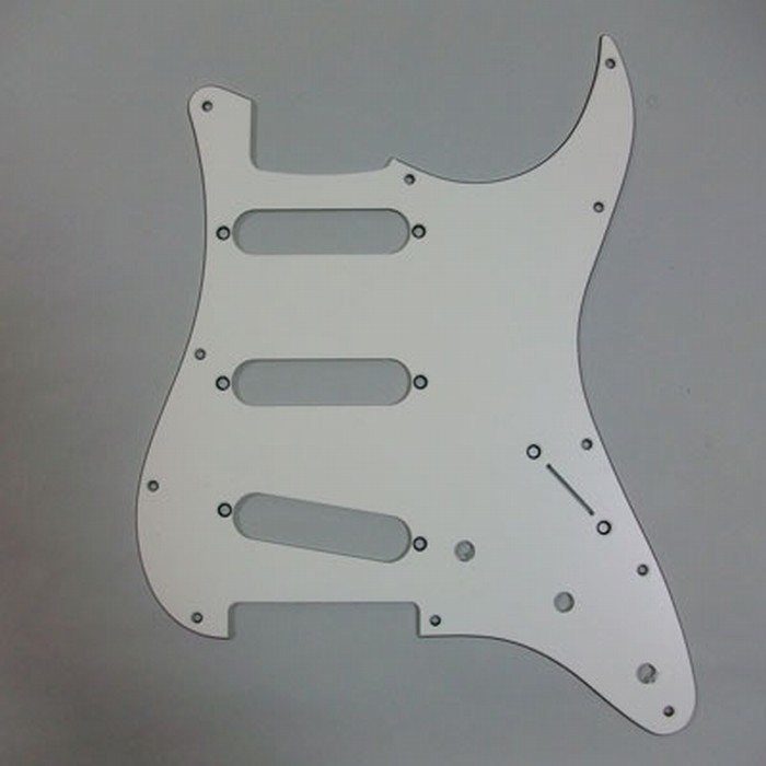 Montreux Selected Parts #8148 ストラトキャスター ピックガード 72USAタイプ エイジドホワイト3P