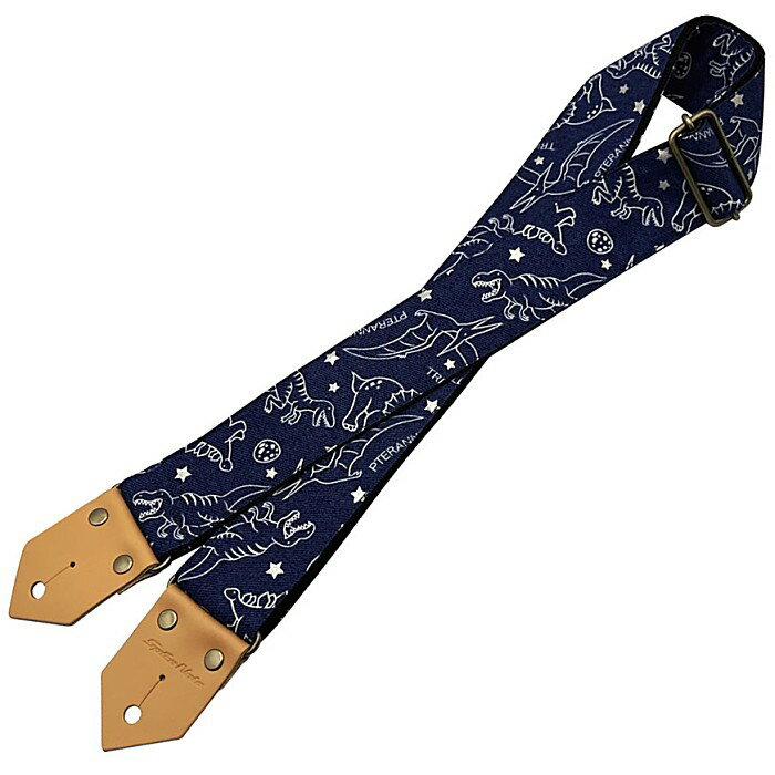 ベースとなる生地は人気のデニム調にプリントとされ、そこへ数種類の恐竜や卵がシンプルに描かれてます。シルバープリントの星柄、そしてベージュのレザーエンドを採用することでデニム調を生かすカジュアルさも融合しました。ストラップのメインとなる素材は厳選したポリプロピレン。しっかりとした質感に加え適度に滑る操作性、そして軽さも魅力です。 ストラップエンド部分には本革のベージュを採用。本体に合わせてレザーエンドのカラーにもこだわりました。金属パーツ類は雰囲気もベストマッチなアンティック仕上げ。ブランドロゴは主張しすぎないようボディエンド側のエンドに型押し 加工。 幅：5cm　長さ：82〜145cm