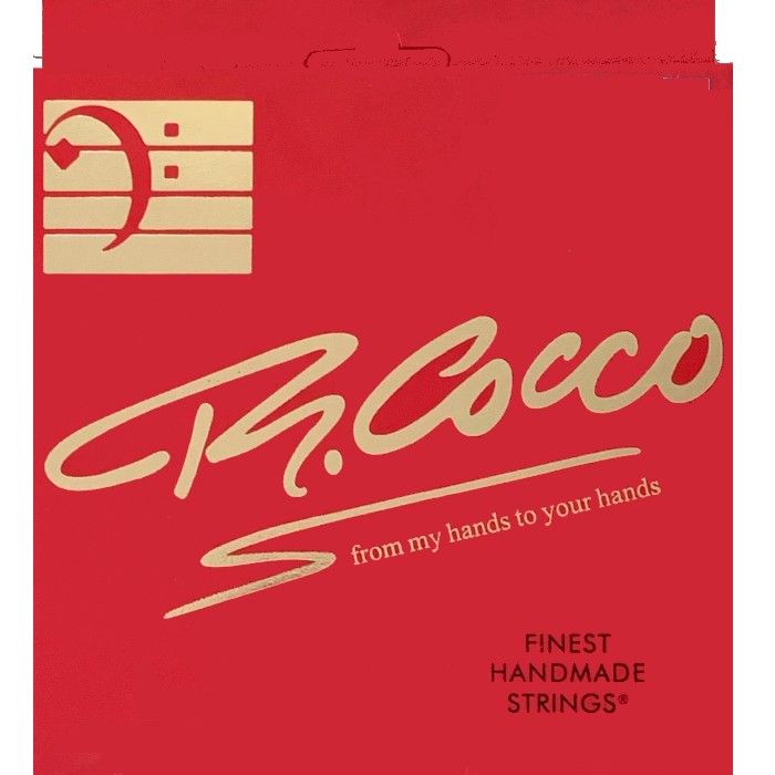 伝統的なクオリティの高さを誇る弦として評価の高いハンドメイド弦製作の先駆者的ブランドが「R.Cocco」です。 大手の弦メーカーは、その製作過程の大半を機械化しており、そこから出来上がってくるものはまさに「製品」と呼ぶに相応しいものですが、R.Cooco弦は伝統的な製弦機と良質な材料のみを使用し、今をもって職人による手巻きという製法に頑にこだわっています。 Richard Cocco Senior 弦は、長い歴史と豊富な経験や膨大な量の試行錯誤、素晴らしいミュージシャンとのコラボレーションから得られた優れたアイディア、そして確実な製作技術ををもった職人の手による信頼性と安心感、それら全ての要素が結びついた一味も二味も違いが感じられる、とても高いクオリティを持った弦です。