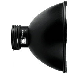 マグナムリフレクターは、標準のズームリフレクターと同じ光の広がりを維持したまま、1段分出力を高めます。滑らかで均一な光を最大出力で作り出したいときに最適です。フォーカシングリフレクターではないものの、焦点の前後にズームを動かすことで面白いライティング効果を生み出します。■光の拡散:ポジション 10で50°、ポジション7で 35°、ポジション4で25°■2mの距離から2400 Wsでの出力 @ ISO 100:ポジション8でf/128.1■オプションのグリッド、バーンドア、Proチューブを用いるとより精確なライトシェーピングが可能。■長年に渡る日常使用に耐えうる設計。■ヘッド上でリフレクターを前後にスライドさせるだけで様々な光を作り出すことができる、プロフォト独自のズーム機能が特色。マグナムリフレクターは、標準のズームリフレクターと同じ光の広がりを維持したまま、1段分出力を高めます。