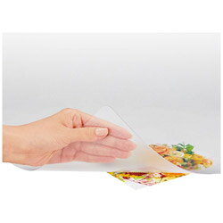 ・傷や汚れから机を守る、デスクマット！・環境に配慮し再生材を使用したデスクマット。・マット表面は、光の反射を抑え、挟んだものが見えやすい半光沢タイプ。(ノングレア(シボ)タイプ)・両面移行軽減:印刷物や書類のコピーを長期間挟んでおいてもインクの転写を軽減するタイプ。キレイにご使用いただけます。・斜めカット:エッジを斜めカット加工しているので、長時間の作業でも手が痛くなりにくいマットです。・マウス対応:マウスが使える特殊加工で、マット全体がマウスパッドとして使えます。(光学式・ボール式マウス対応)・※マウスによっては反応がにぶい場合があります。・コードインスペース:OAデスク奥のコードインスペースに配慮して、奥行きが10cm短いタイプです。・※デスクマットは素材の特性(縮みやすい材質)により、寸法に若干の誤差が生じます。・傷や汚れから机を守る、デスクマット！・環境に配慮し再生材を使用したデスクマット