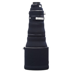キヤノンEF400mm F2.8L IS III USM用の、望遠レンズの鏡筒を傷から守る保護カバーです。使用感を損なわない薄さ約2mm厚のネオプレン生地を使用し、裏には滑り止め加工が施されており、開きの大きな花形フードにも食い付きが良いのが特長です。オートフォーカス、手ぶれ補正コントロール、距離目盛部分には透明な窓があり、操作が可能です。また、レンズ取り付け指標が見えるように切り込みが入っているため、レンズの交換も容易にできます。迷彩、冬季迷彩などの柄からお選びいただけます。キヤノンEF400mm F2.8L IS III USM用カバー。