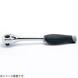 ●「Ko-ken」はソケットレンチの専門メーカーとして再良質の工具を常に追求し、ユーザーニーズに応えています。●小判型ヘッドのラチェットハンドルは、通称カム切替式と呼んでいる左右切替を担う三角形の部品（カム）と連動する2枚のツメでラチェッドギヤを支える構造を採用。この構造はツメとツメを支えるスプリングが左右で独立しているため、ラチェットの動作を軽くすることが可能で、「動作の軽さ」にこだわり作業の最初から最後までラチェット機構が生かせる構造として採用。●その内部構造も長年の改良によりS.O.D.H-System（R）（ソドーシステム）や2段爪等独自の技術を投入し進化を続けています。■品番：3753JB■D(mm)：30.5■T(mm)：26.4■H(mm)：15.7■L(mm)：200■重量(g)：260■仕様：ソドーシステム/2段爪/24歯/プッシュボタン式「Ko-ken」はソケットレンチの専門メーカーとして再良質の工具を常に追求し、ユーザーニーズに応えています。