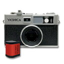 前例のない革新的なカメラYASHICA digiFilm Camera Y35 はフィルムカメラのような撮影体験を味わえるデジタルカメラ。撮影するシチュエーションに合わせてフィルムを入れ替えるかのように、最適な画質や仕上がりを選ぶ「digiFilm」という新しいシステム。インスピレーションを刺激するフィルムカメラのような巻き上げレバー。そして往年の名機「Electro35」を模したクラシカルなデザイン。日本発の1949年創業の歴史あるカメラブランド「YASHICA（ヤシカ）」。その往年の名機であり、世界初の電子制御シャッター搭載カメラだった「Electro35」のデザインで復刻させたのがこの「YASHICA digiFilm Camera Y35」。プラスチック成形ながらヴィンテージ感のある外観、またプラスチック成形だからこその軽さはファッションアイテムの一つとして気軽にあなたのスタイルに加えることができます。本体サイズ（mm）110×70×55mm（レンズとスィッチを含む）露出補正5段階調整（-2/-1/0/+1/+2)シャッター1秒、1/30秒、1/60秒、1/250秒、1/500秒焦点距離35mm最小撮影距離1.5m〜無限レンズ4枚ガラスレンズ使用電池単3電池×2本（別売り）付属品本体（ABS樹脂製）、レンズキャップ、USBケーブル、digiFilm x 1仕様1マイクロUSB端子あり仕様2三脚ネジ穴あり仕様3SDHCカード（最大32GB）(別売り）前例のない革新的なカメラ