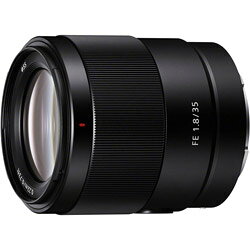 【注意事項】■一世帯1点限りの販売となります(カラーバリエーションがある場合はいずれか1点)。複数ID、氏名変更、同一住所(配送先・住所・電話番号がほぼ同一の場合も含む)で複数購入、過去に購入履歴のあるお客様はご注文自体を全てキャンセルさせて頂きます。■キャンセル処理に際して当店からお客様へのご連絡は行いません。キャンセルによって期間限定ポイントやクーポンが失効してしまった場合、当店では保証できません。キャンペーン等の付与(予定)ポイントにつきましても当店では保証できません。予めご了承ください。 小型軽量で焦点距離35mmのフルサイズ対応大口径広角単焦点レンズ。■最新の設計により、開放F値1.8の大口径単焦点でありながら、質量約280g、φ65.6×73.0mmの小型・軽量を実現■フルサイズ対応でありながら、APS-Cボディに装着しても快適に操作できるサイズ感。APS-Cボディ装着時は35mm判換算52.5mmとなり、スナップのほかポートレート撮影にも最適■非球面レンズ1枚を効果的に配置し、諸収差を抑制することで、画面すみずみまで高解像を実現。また、円形に近い形状を保つ9枚羽根の円形絞りを採用し、自然で柔らかなぼけ描写が楽しめる■最短撮影距離0.22m、最大撮影倍率0.24倍の近接撮影能力により、近距離撮影時も高い描写力を発揮■ボディ側でのメニュー操作により、好みの機能を割り当てられるフォーカスホールドボタンを搭載。構図確認のためのグリッドライン表示や、天候や表現に合わせて色調を調整できるホワイトバランスなどを割り振ることが可能■撮影状況に応じてAF/MFを瞬時に切り換えられるフォーカスモードスイッチを搭載■高速・高精度・高追随なAF制御が可能なリニアモーターを搭載し、俊敏かつ静粛なフォーカス駆動を実現。動画撮影時のウォブリングにも対応し細やかなピント合わせが可能で、静止画だけでなく動画にも最適■フォーカスリングにはマニュアルフォーカス時の繊細なリング操作にもレスポンスよく反応する、リニア・レスポンスMFを採用。リング回転角度にリニアなフォーカス移動ができ、撮影者の意図をダイレクトに反映した精緻なピント合わせが可能■アウトドアでも気軽に撮影が楽しめる、防塵・防滴（＊）に配慮した設計（＊防塵・防滴に配慮した構造となっていますが、ほこりや水滴の浸入を完全に防ぐものではありません。）最大径×全長φ65.6×73mmフィルター径55mm本体重量約280g画角【APS-C】44°　【35mm判】63゜レンズ構成9群11枚最小絞りF22絞り羽根枚数9枚焦点距離35mm最短撮影距離0.22m最大撮影倍率0.24倍付属品フード　(ALC-SH159）、レンズフロントキャップ（ALC-F55S）、レンズリヤキャップ（ALC-R1EM）、ケース開放F値1.8からの高い描写力による本格撮影を手軽に楽しめる、小型軽量なフルサイズ対応大口径広角単焦点レンズ