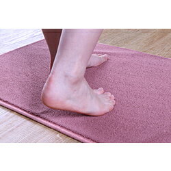 タオル地パイルで足元さらっと、通気性抜群のバスマット！■さらっとした使用感細かいループ状の糸でできているバスマット。さらっとした使用感が特徴です。■通気性抜群裏材にメッシュ素材を使用しているので通気性は抜群。速乾性にも優れています。■すべり止め加工裏面のメッシュに滑りにくい加工を施しています。■洗濯機で洗えます。洗濯ネットをご使用ください。本体サイズ(横×縦) cm50×70cmタオル地パイルで足元さらっと、通気性抜群のバスマット！