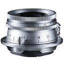 ■COLOR-SKOPAR 28mm F2.8 Aspherical L（L39）は、レンジファインダーカメラでの軽快な取り回しに重点を置いた高性能な広角レンズです。最新の光学設計と非球面レンズの採用により、当社のVMマウントレンズULTRON Vintage Line 28mm F2 Asphericalと同等の光学性能を保ちながら、開放F値をF2.8と抑えることで極めてコンパクトなスタイリングを実現しています。2022年3月に発売した、HELIAR 40mm F2.8 Aspherical L (L39)と同じ外観スタイルをもった広角レンズとして誕生しました。■COLOR-SKOPAR 28mm F2.8 Aspherical L（L39）の外装は極めてコンパクトで、レンジファインダーカメラの持ち味であるスナップシューターとしての機動性と、美しい外観デザインによる所有する悦びをあわせ持つレンズです。回転ヘリコイド方式を採用することで趣味性の高いノスタルジックな外観を持つことに加え、レンズ外装には真鍮素材を使用しています。最短撮影距離は0.7mで、フィルター径はφ34mm。レンズマウントから先端までの全長は22.5mmです。ブラックペイントおよびシルバー仕上げの2本があり、いずれも重量は122gです。■光学系は両面非球面レンズ1枚を含む5群8枚構成を採用。本レンズの光学設計は、距離計連動式のデジタルおよびフィルムカメラでの使用を前提に最適化されていますが、マウントアダプターの使用によるミラーレスデジタルカメラでの撮影も想定してあり、距離計連動式カメラの枠を超えて様々なプラットフォームでの撮影にも対応します。すべてのモデルに専用のねじ込み式金属製フードと、かぶせ式の金属製フロントキャップが付属します。COLOR-SKOPAR 28mm F2.8 Aspherical L（L39）は、レンジファインダーカメラでの軽快な取り回しに重点を置いた高性能な広角レンズです。