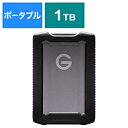 耐衝撃性に優れた本体設計USB 3.2 Gen 1対応ポータブルHDD「堅牢で軽量 バンパー付USB 3.2 Gen1対応ポータブルハードディス」本商品は、耐衝撃性に優れたポータブルHDDです。筐体を囲うゴム製バンパー、アルミニウム製筐体、筐体内部の衝撃吸収材の3つで大切なデータを外部の衝撃から守ります。また、IP54に準拠した防塵防滴性能も兼ね備えており、持ち運んで外出先での使用時も安心です。■耐衝撃性に優れた本体設計筐体を囲うゴム製バンパー、アルミニウム製の筐体、筐体内部の衝撃吸収材の3つで、大切なデータを衝撃から守ります。持ち運んで使用する際、万が一 落下させても安心です。1TBおよび2TBは最大1.2m、4TBおよび5TBは最大 1mの落下試験をクリアしています。■優れた防塵防滴性能IEC規格に基づく保護等級IP54に準拠。大切なデータを粉塵や水の飛沫から守ります。■USB-Cに対応！Macフォーマット済みUSB-CおよびUSB-Aのパソコンでご使用いただけます。また、Mac向けにフォーマット済みです。■MacとWindowsに対応Mac用に事前にフォーマットされたG-DRIVE ArmorATDはTime MachineとFileVaultをネイティブサポートしており、Windows互換ソフトウェアをインストールすればお使いのPCでコンテンツを簡単に相互転送できます。■安心の3年保証ご購入後3年間の商品保証本体サイズ(幅×高さ×奥行)mm87（W）x23.5（H）x130（D）mm本体重量約250g容量1TB最大記憶容量1TB対応OSmacOS 11以降、Windows 10※※ドライブの再フォーマットが必要です。付属品USB C to Cケーブル、USB C to Aケーブル、クイックスタートガイド仕様1［インターフェイス］USB 3.2 Gen1［電源］USBポートより給電［各種取得規格・法規制］RoHS指令準拠（10物質）、VCCI Class B耐衝撃性に優れた本体設計USB 3.2 Gen 1対応ポータブルHDD「堅牢で軽量 バンパー付USB 3.2 Gen1対応ポータブルハードディス」