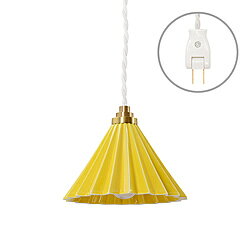 美濃焼が灯す、透け感あるぬくもり。ORIGAMIドリッパーを使用したランプシェード「dripper lamp」。まるで折り紙を折ったような美しいフォルムが人気のORIGAMIドリッパー。美濃地方で熟練の職人たちが一つ一つ手仕事で作り上げる磁器のドリッパーは世界中のバリスタから愛用される名作として高く評価されています。そんなORIGAMIドリッパーの色合い・サイズ感などがあまりにもランプシェードにぴったりであった事から“そのまま”ランプに。真鍮のパーツを組み合わせて上品に仕上げました。薄いつくりのドリッパーは点灯すると光がうっすらと透過。ぬくもりと透け感が磁器ならではの美しさを演出します。サイズセット内容：照明器具・E17LED電球 材質：磁器、真鍮 仕様：器具対応電球：口金E17　20Wまで（LED電球対応）コードの長さ：5000mm仕様：取付方法：コンセント口金E17仕様1全光束：440ルーメン仕様2色温度：2800ケルビン美濃焼が灯す、透け感あるぬくもり。