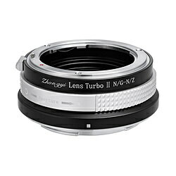 レデューサーレンズを搭載したニコンZマウント用マウントアダプターLens Turbo II シリーズは、レデューサーレンズを搭載したマウント変換アダプターです。レデューサーレンズを搭載することで、APS-Cセンサー搭載機でも35mmフルサイズ機に近い広い画角で撮影可能になります。3群4枚の高品位なレンズを使い、装着レンズの焦点距離を0.726倍に縮小。レデューサーレンズの集光効果により、F値1段分明るい写真が撮影できます。また、レデューサーレンズの位置を調整可能にすることで、装着レンズの後玉とアダプターの干渉を軽減できます。（レデューサーレンズの位置を調整すると無限遠撮影できない場合があります）■Lens Turbo II N/G-NZの特徴調整幅が広い絞りリングを採用し、より精細な絞りコントロールが可能■仕様・対応レンズマウント：ニコンFマウント（Gタイプ対応）・対応カメラマウント：ニコンZマウント（APS-C）・サイズ：Φ68.5mm×31.5mm・質量：225g※アダプターの性能は、カメラボディやレンズとの相性に依存します。また、すべての互換レンズの取り付けや、すべての撮影機能の動作を保証するものではありません。※使用する機材の個体差により装着感（固い、緩い、若干のあそび等）が異なる場合があります。※ご使用時にはカメラの「メニュー」-「レンズなしレリーズ」を「ON」にしてください。※撮影モード設定はA（絞り優先）モードまたはM(マニュアル）モードをご使用ください。※フォーカスはMFとなります。レデューサーレンズを搭載したニコンZマウント用マウントアダプター