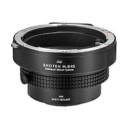 SHOTEN UMSシリーズ「M645-m43-U」は、マミヤ645マウントレンズをマイクロフォーサーズマウントのカメラで使用するためのマウントアダプターです。■本体を2分割構造とした新しい発想UMSマウントアダプターは、本体を2分割構造とし、ボディ側マウントパーツを交換できる新しい発想の製品です。■さらなる拡張性。カメラボディを選べる自由アダプターボディ側のマウントパーツを交換することで、異なるマウントのカメラにも装着可能となり、カメラを新調したり、各メーカーのカメラで使用したい時など、新たにマウントアダプターを用意する必要がなく、お手持ちの機材を有効活用できます。ボディ側専用マウントパーツは、9種（※交換用は別売）【特長】・マウントパーツを交換することで、各メーカーのミラーレス機に装着可能・マウントパーツを接続する中間マウント（Uマウント）部は、ガタつきなく高い剛性感で接続可能・アダプター内部は艶消し塗装を施し、内面反射を大幅に抑制・レンズ側に高耐久・高剛性のステンレス製マウントパーツを採用し、高い精度で取り付け可能・三脚座付き（アルカスイス互換規格）【仕様】対応レンズマウント：マミヤ645対応カメラマウント：マイクロフォーサーズ素材：ステンレス、アルミ質量：約190g【注意事項】・ご使用時にはカメラの「メニュー」-「レンズなしレリーズ」を「ON」にしてください。　※カメラの機種により「レンズなしレリーズ」の設定階層が違う場合がございます。各カメラの取扱説明書をご覧になり設定を行ってください。・レンズの個体差・経年変化・損傷による形状の変化等により、装着感（固い、緩い、若干のあそび等）が通常と異なる場合や、装着できない場合があります。・必ずしもすべての互換性を保証するものではありません。アダプターは、お客様ご自身の責任でご使用ください。拡張できるマウントアダプター