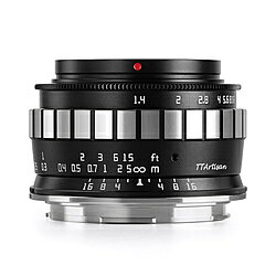 銘匠光学 TTArtisan 23mm f/1.4 C ブラック×シルバー の「Lマウント用」TTArtisan 23mm f/1.4 C は、35mm判換算35mm相当（APS-C）の大口径準広角レンズです。開放時のオールドレンズを思わせる味のある写りや、特徴のある外装デザイン、剛性の高い金属鏡筒による心地よい操作感など、クラシカルな雰囲気を楽しむことができます。大口径かつ最短撮影距離0.2mという基本性能を持ちながらも、全長を抑えたコンパクトなサイズで、小型のカメラにも装着したまま気軽に携行できるレンズです。■仕様・レンズマウント：Lマウント (バヨネット)・焦点距離 : 23mm (35mm判換算 35mm相当)・レンズ構成 : 6群8枚 (LD異常低分散レンズ1枚、高屈折低分散レンズ3枚)・フォーカス：MF (マニュアルフォーカス)・絞り:F1.4-F16、絞り羽根：10枚・最短撮影距離：0.2m・フィルター径：43mm・サイズ：Φ約60mm×約38.5mm (マウント部除く)・質量：約230g・対応撮像画面サイズ：APS-Cサイズ※ご使用時にはカメラの「メニュー」-「レンズなしレリーズ」を「ON」にしてください。※カメラの機種により「レンズなしレリーズ」の設定階層が違う場合がございます。各カメラの取扱説明書をご覧になり設定を行ってください。※製品のデザインが予告なく変更する場合がありますのでご了承ください。銘匠光学 TTArtisan 23mm f/1.4 C ブラック×シルバー の「Lマウント用」TTArtisan 23mm f/1.4 C は、35mm判換算35mm相当（APS-C）の大口径準広角レンズです。