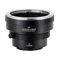 SHOTEN UMSシリーズ 中判レンズ対応マウントアダプターSHOTENのUMSシリーズは、マウント交換システムを採用した新しい発想のマウントアダプターです。ボディ側の専用マウントパーツを交換することで、アダプターを様々なカメラに装着できるようになるため、カメラを新調したり、マウントの異なる複数のカメラを使用する場合でも、高額なアダプターを追加購入することなく機材を有効活用できます。■専用マウントパーツ5種を追加可能（別売）ソニーEマウント / ニコンZマウント / キヤノンRFマウント / 富士フイルムGマウント / Lマウント■特長・マウントパーツを交換することで、各メーカーのミラーレス機に装着可能・マウントパーツを接続する中間マウント（Uマウント）部は、ガタつきなく高い剛性感で接続可能。・アダプター内部は艶消し塗装を施し、内面反射を大幅に抑制・レンズ側に高耐久・高剛性のステンレス製マウントパーツを採用し、高い精度で取り付け可能。・三脚座付き（アルカスイス互換規格）■仕様・対応レンズマウント：ペンタックス645・対応カメラマウント：ソニーE■マウントアダプター共通の注意事項・必ずしもすべての互換性を保証するものではありません。・レンズの個体差、経年変化や損傷による形状の変化等、状態によっては使用できない場合があります。レンズの装着につきましては、お客様ご自身の責任でご使用ください。・生産ロットによりマウントアダプターの仕様・デザインが写真と異なる場合があります。SHOTENのUMSシリーズは、マウント交換システムを採用した新しい発想のマウントアダプターです。ボディ側の専用マウントパーツを交換することで、アダプターを様々なカメラに装着できるようになるため、カメラを新調したり、マウントの異なる複数のカメラを使用する場合でも、高額なアダプターを追加購入することなく機材を有効活用できます。