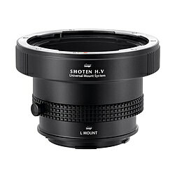 SHOTEN UMSシリーズ 中判レンズ対応マウントアダプターSHOTENのUMSシリーズは、マウント交換システムを採用した新しい発想のマウントアダプターです。ボディ側の専用マウントパーツを交換することで、アダプターを様々なカメラに装着できるようになるため、カメラを新調したり、マウントの異なる複数のカメラを使用する場合でも、高額なアダプターを追加購入することなく機材を有効活用できます。■専用マウントパーツ5種を追加可能（別売）ソニーEマウント / ニコンZマウント / キヤノンRFマウント / 富士フイルムGマウント / Lマウント■特長・マウントパーツを交換することで、各メーカーのミラーレス機に装着可能・マウントパーツを接続する中間マウント（Uマウント）部は、ガタつきなく高い剛性感で接続可能。・アダプター内部は艶消し塗装を施し、内面反射を大幅に抑制・レンズ側に高耐久・高剛性のステンレス製マウントパーツを採用し、高い精度で取り付け可能。・三脚座付き（アルカスイス互換規格）■仕様・対応レンズマウント：ハッセルブラッドV・対応カメラマウント：Lマウント■マウントアダプター共通の注意事項・必ずしもすべての互換性を保証するものではありません。・レンズの個体差、経年変化や損傷による形状の変化等、状態によっては使用できない場合があります。レンズの装着につきましては、お客様ご自身の責任でご使用ください。・生産ロットによりマウントアダプターの仕様・デザインが写真と異なる場合があります。SHOTENのUMSシリーズは、マウント交換システムを採用した新しい発想のマウントアダプターです。ボディ側の専用マウントパーツを交換することで、アダプターを様々なカメラに装着できるようになるため、カメラを新調したり、マウントの異なる複数のカメラを使用する場合でも、高額なアダプターを追加購入することなく機材を有効活用できます。