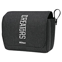 対応製品のミラーレスカメラに、NIKKOR Z DX 16-50mm f/3.5-6.3 VR を装着した状態で収納できます。レンズキャップやメモリーカードが入れられるポケットも付いています。【対応製品】Nikon Z 50、Z 30、Z fc※以下のキット用レンズは収納できませんのでご注意ください。NIKKOR Z 28mm f/2.8、NIKKOR Z DX 12-28mm f/3.5-5.6 PZ VR、NIKKOR Z DX 50-250mm f/4.5-6.3 VRNikon Z 50、Z 30、Z fcなどのミラーレス一眼カメラに、NIKKOR Z DX 16-50mm f/3.5-6.3 VR を装着した状態で収納できます。