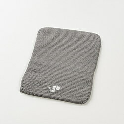 _go square W for camera Sは、コンパクトカメラをピタッとコンパクトに収納する厚地長方形タイプです。仕様1サイズ：横11.5cm × 縦15cm※製品の特性上、サイズは多少前後します。仕様2素材：ポリエステル99％、ポリウレタン1％仕様3収納の目安：コンパクトカメラなど例：　ボディ:SONY ZV-E10　レンズ:SONY E PZ 16-50mm F3.5-5.6 OSSコンパクトカメラをピタッとコンパクトに収納する厚地長方形タイプの_go（アンドゴー）、「_go square W for camera S」