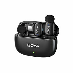 ■BOYA mini 14親指サイズの送信機の重量はわずか5gでも、最長6時間の電池寿命を実現。3段階のノイズキャンセリングと、3モードのボイスチェンジャー設定が可能。レコーディングをもっと楽しく気軽に行うことができます。タイプCコネクタに対応。カラー：ブラック※海外から個人購入されたものや、並行輸入品は当社サポート対象外となります。■親指サイズの超小型送信機BOYA史上最少サイズのマイクで、レコーディングをもっと気軽に楽しく行いましょう。親指サイズの送信機の重量はわずか5g。ポップでオシャレなデザインが、あらゆるシーンにマッチします。何も付けていないかのような軽やかさで、ハイクオリティな録音が可能です。■3段階のノイズキャンセリング機能DSP（デジタル信号処理）チップを搭載したBOYA miniは、3段階のノイズキャンセリングレベルの切替が可能です。送信機のNRボタンをクリックするだけで周囲の状況に合わせて、お好みのレベルに設定することができます。■3つのボイスモード3つのボイスチェンジャーモードが搭載されており、送信機のNRボタンをダブルクリックするごとに以下のモードへ切替が可能です。Deeper voice：落ち着いた低い声Sweeter voice：トーンの高い甘い声Original voice：加工なし■コンパクトサイズでも音質に妥協なし20Hz～20000Hzの周波数特性および、48KHz/16ビットのサンプリングレート、80dBの信号対雑音比により正確なディティールでレコーディングが可能。最大音圧レベルは120dB。BOYA独自のリミッター技術が搭載されており、歪みを防いだピュアなサウンドを提供します。■プラグ＆プレイで簡単接続アプリのダウンロードや複雑な設定の必要なく、送信機をデバイスに接続して受信機を充電ケースから取り出して使用可能。高品質なレコーディングをすぐに始めることができます。■長時間のレコーディングでも安心送信機単体で最大6時間の使用が可能。ケースを使った充電と組み合わせることで最長30時間の使用を実現します。コンパクトで便利に持ち運べるだけでなく、長時間のレコーディングでも安心してお使いいただけます。仕様1［伝送方式］2.4GHz帯デジタル周波数［極性パターン］無指向性［動作範囲］最長100m（障害物や干渉のないオープン環境で測定）［周波数特性］20Hz～20kHz［サンプリング/ビットレート］48kHz/16bit［最大音圧］120dB［信号対雑音比］＞80dB［録音形式］モノラル［オーディオ入力］内蔵マイクカプセル［バッテリー寿命］約6時間仕様2［内容物］送信機 *1/受信機 *1/充電ケース *1、USB-A - USB-Cケーブル *1、キャリングポーチ *1BOYA史上最少サイズのワイヤレスマイク妥協のない音質と軽さを両立