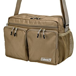 Colemanとのコラボレーションで誕生した、スタイリッシュなカメラバッグ。レンズを装着した中型ミラーレス機+交換レンズ、ストロボにタブレットなどが収納可能。ビギナーからベテランまで多くのお客様のニーズにお応えします。【仕様】内寸 : 横幅300×高さ210×奥行100mm / 外寸 : 横幅320×高さ230×奥行160mm / 重量 : 540g【収納の目安】中型ミラーレス一眼本体、交換レンズ2本、ストロボ、タブレット【ポケットの数】外側6/内側1(外側 : ファスナーポケット×4、オープンメッシュポケット×2 / 内側 : タブレット収納オープンポケット)【ショルダーベルト】約64～127cm調整可能【素材】ポリエステル、他【留め具の種類】ファスナー(ダブル)【付属品】中仕切り3枚【特徴】キャリーバー用ベルトループを装備(ループ長さ : 約16.5cm)※本製品はコールマン社とのライセンス契約に基づき、(株)エツミにて企画・製造・販売しています。内寸（mm）横幅300×高さ210×奥行100外寸（mm）横幅320×高さ230×奥行160本体重量540g付属品中仕切り3枚材質ポリエステル、他収納の目安中型ミラーレス一眼本体、交換レンズ2本、ストロボ、タブレット仕様1【ポケットの数】外側6/内側1(外側 : ファスナーポケット×4、オープンメッシュポケット×2 / 内側 : タブレット収納オープンポケット)仕様2【ショルダーベルト】約64～127cm調整可能仕様3【留め具の種類】ファスナー(ダブル)伝統のアウトドアブランド、コールマンの名を冠したカメラバッグ。