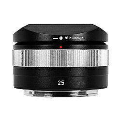 製品概要SG-image AF 25mm F1.8は、35mm判換算約37.5mm相当の扱いやすい画角と開放F1.8の大口径を両立したAPS-C専用広角レンズです。質量わずか約152g、全長32mmの薄型軽量設計ながら、STMステッピングモーターによる静音・高速AFを搭載。街角スナップから動画撮影まで、常にポケットに入れて持ち歩ける“Everywhere Prime”として活躍します。主な特長・開放F1.8×9枚羽根の円形絞りにより、柔らかく自然なボケ描写を実現。・STMステッピングモーター採用。静粛かつスムーズなAFで写真・動画のどちらにも最適。・最新の光学設計（5群7枚／うち高屈折率レンズ3枚）により、中心部から高い解像度を実現・約152g・全長約32mmのコンパクトメタルボディ。毎日のスナップに携行しやすい“Everywhere Prime”。・マルチコーティングで逆光下のフレア・ゴーストを抑制。・金属外装＆ダイヤカット加工のフォーカスリングで心地よい操作感。・金属製レンズフード付属。デザイン性と堅牢性を両立。仕様■ 対応撮像画面サイズ：APS-Cサイズ■ カラー：シルバー■ 焦点距離：25mm（35mm判換算:37.5mm）■ フォーカスモード：AF(オートフォーカス)■ 絞り羽根：9枚■ レンズ構成：5群7枚（高屈折率レンズ3枚含む）■ 絞り範囲：F1.8-F16■ 最短撮影距離：0.3m■ フィルター径：52mm■ サイズ：Φ67mm×32mm (マウント部・フード部除く)■ 質量：約152g■ 付属品：レンズキャップ、リアキャップ、レンズフード、レンズフードキャップ■ メーカー保証：2年間(自然故障が対象)最大径×全長Φ67mm×32mm (マウント部・フード部除く)フィルター径52mm本体重量約152gレンズ構成5群7枚（高屈折率レンズ3枚含む）最小絞りF16絞り羽根枚数9枚焦点距離25mm（35mm判換算:37.5mm）最短撮影距離0.3m付属品レンズキャップ、リアキャップ、レンズフード、レンズフードキャップ? F1.8・AF・STM・152g ? 表現力を、ポケットに。?