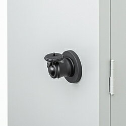 ●強力マグネットを備えたカメラマウントです。●ボールジョイントが回転し自由に角度調節できます。1箇所のみ90度まで角度調節が可能、その他の箇所は約50度の角度調節が可能です。●スチール製のラックや壁面などに簡単に取付けできます。●カメラの他、1/4インチサイズのネジ穴のある機器などを取り付けできます。【ご注意】※非常に強力な磁石を使用しています。指などを挟まないようにご注意ください。※カメラを磁気に近づけると、カメラが誤動作したり、記録した画像データが破壊されたりすることがあります。　本製品の取り付け面を絶対にカメラに近づけないようにお願いします。※取り付けた際は、滑り落ちたり、クランプがずれたりしないことを確認したうえでご使用ください。強力マグネットで支柱や壁面に取り付けできるカメラマウント。