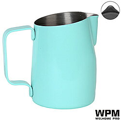 WPM社のミルクピッチャーは、450mlの容量で181mlの目盛り付き。大きめの取っ手で持ちやすく、上部が斜めにカットされているのでミルクの流量をコントロールしやすい設計です。180mlのミルクを測れるので、カフェラテ作りに最適。細いラインを描くのに適したシャープスパウトで、ラテアートにもおすすめです。ミルクだけでなく、様々な飲料の温めにも使用できます。仕様1サイズ:450ml 材質:ステンレス 本体重量:約185gWPM社の450mlミルクピッチャー。持ちやすく、ミルクの流量をコントロールしやすい設計。180mlの目盛り付きでカフェラテ作りに最適。シャープスパウトでラテアートにもおすすめ。