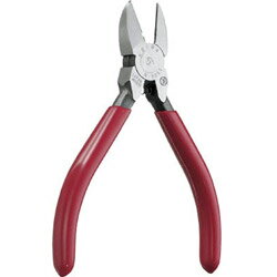 ■神戸製鋼所製オリジナル高級鋼材「マルトロイ［［R2］］」を使用しています。■「KEIBA」ならではの極上の切れ味です。【用途】・線材等を切る用途に。【仕様】・全長（mm）： 133・刃表面形状： スタンダード刃・切断能力（mm）硬線： φ1.6・切断能力（mm）軟線： φ2.0・ばね： あり・強力刃【材質／仕上】・マルトロイ［［R2］］（SK7MF2）・グリップ： ポリ塩化ビニール神戸製鋼所製オリジナル高級鋼材「マルトロイ［［R2］］」を使用しています。