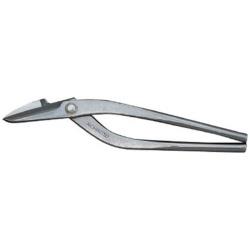 ■砂鉄系刃金日立安来SLD鋼を刃に使用しています。■表面はクロニッケルメッキ仕上げです。■本職用板金鋏です。■角波板・横葺き材等のトタン形状に沿って、縦切りが出来ます。【用途】・板金加工用本職鋏。【仕様】・切断能力（mm）鉄板： 0.6・切断能力（mm）銅板： 0.6・切断能力（mm）ステンレス板： 0.5・全長（mm）： 295・刃長（mm）： 70・刃先： 縦切・主対応素材： ステンレス・GL鋼板【材質／仕上】・本体： 極軟鋼（SAE1006）・刃： 日立安来刃金SLD鋼砂鉄系刃金日立安来SLD鋼を刃に使用しています。