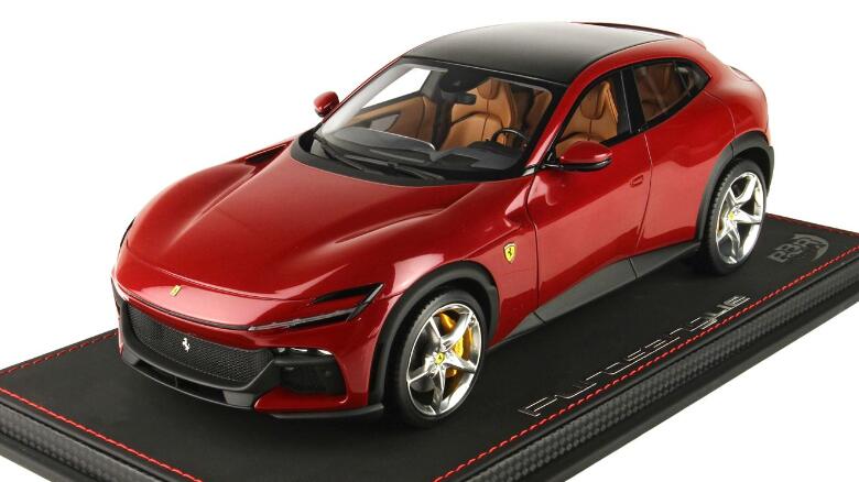 ●スケール：1：18　レジン・プロポーションモデル　開閉ギミックなし。アクリルケース付き ●メーカー：BBR ●Ferrari Purosangueは、フェラーリ史上初の4ドア4シーターです。とはいえ、後部に2席あるモデルは、初期の頃から戦略上の重要な役割を果たしてきました。多くのフェラーリが、ベンチマークとなるパフォーマンスと最上級の快適性との融合を、成功のひとつの柱としてきました。そして今フェラーリは、75年におよぶ最先端の研究の集大成として、跳ね馬のDNAを凝縮したユニークなモデルを生み出しました。パフォーマンス、ドライビング・プレジャー、快適性が完璧に調和して共存するモデルです。だからこそ、イタリア語で「サラブレッド」を意味するPurosangueと名付けられたのです。 プロサングエは、ミッドフロントにエンジンを、リアにギアボックスを搭載したトランスアクスル レイアウトを採用した。前後重量配分は49:51となる。 エンジンは自然吸気のV型12気筒ガソリンで、725ps/7750rpmの最高出力と716Nm/6250rpmの最大トルクを実現。2100rpmで最大トルクの80%を発揮する。組み合わされるトランスミッションはデュアルクラッチタイプの8ATだ。0〜100km/hの加速タイムはわずか3.3秒で、0〜200km/hは10.6秒。最高速度は310km/hの俊足を誇る。 BBR の在庫ですので、完売の際は、失礼をご容赦ください。