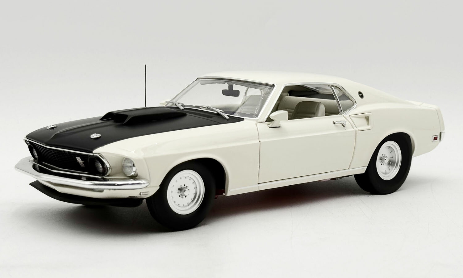Rakuten - ACME 1/18 ミニカー ダイキャストモデル 1969年モデル フォード 1969 Ford Mustang Boss 429 - KK1201 Prototype - Unrestored Barn Find ホワイト