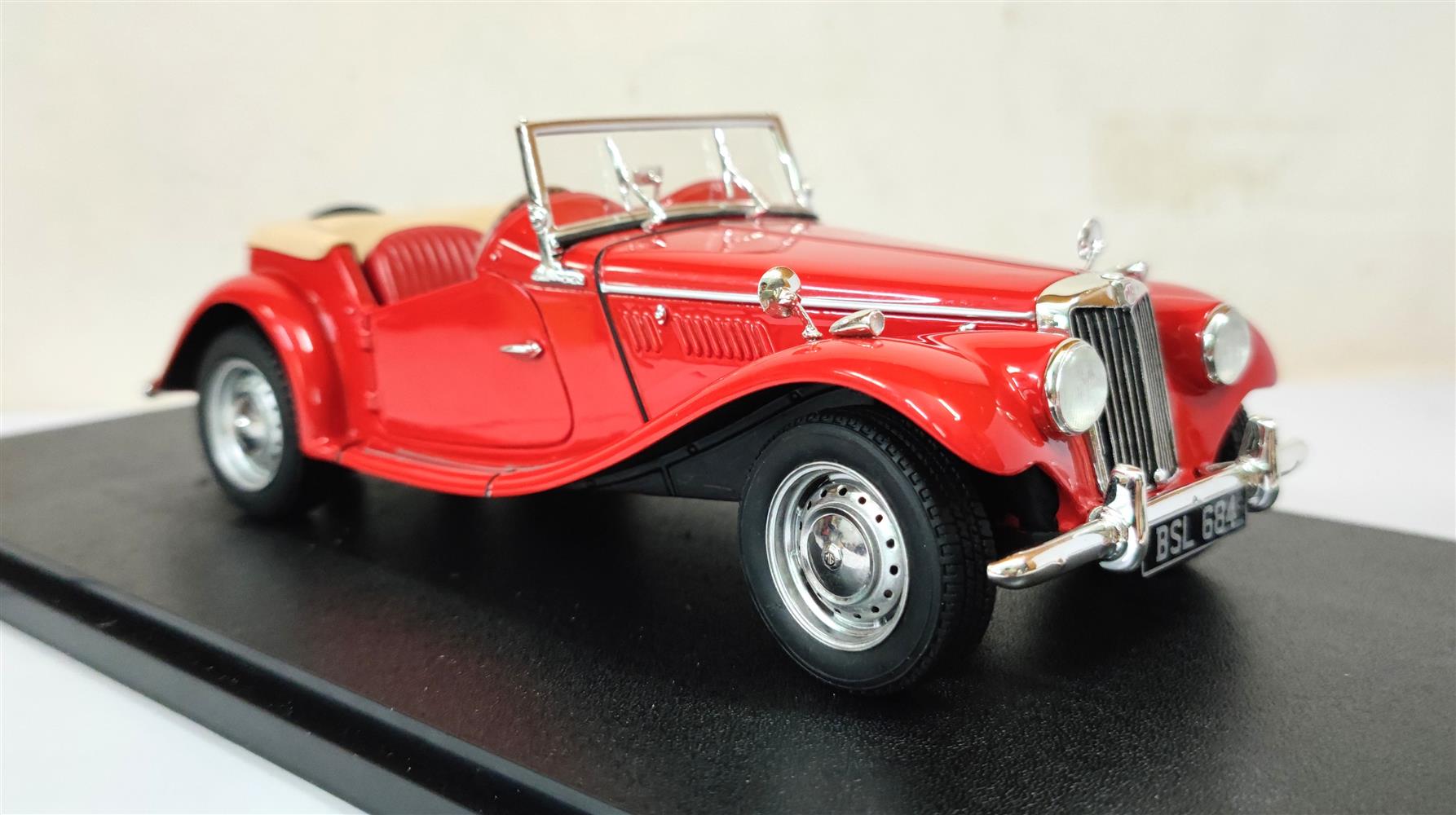 MG - Cult Scale Models カルトモデル 1/18 ミニカー レジン プロポーションモデル 1953年モデル MG - TF CABRIOLET OPEN 1953 レッド