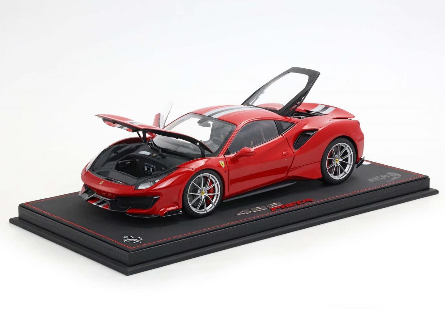 BBR 1/18 ミニカー ダイキャストモデル 2018年モデル フェラーリ FERRARI 488 PISTA 2018 ROSSO CORSA フェラーリレッド レザーベース・アクリルケース付き（楽天・ディー・ティー・ダブリュー）