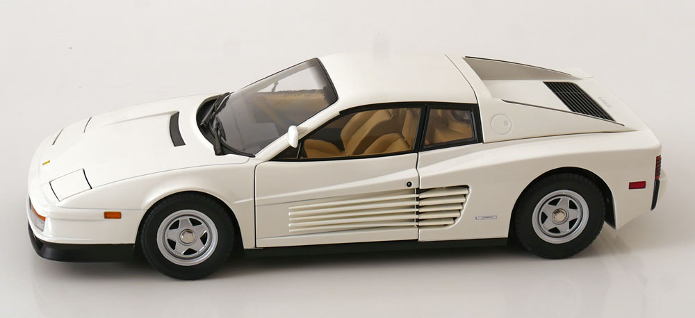 ディー・ティー・ダブリューのKK Scale 1/12 ミニカー ダイキャストモデル 1984年モデル フェラーリ FERRARI - TESTAROSSA MKI MONODADO MONOSPECCHIO USA VERSION 1984 ホワイト｜アングル3