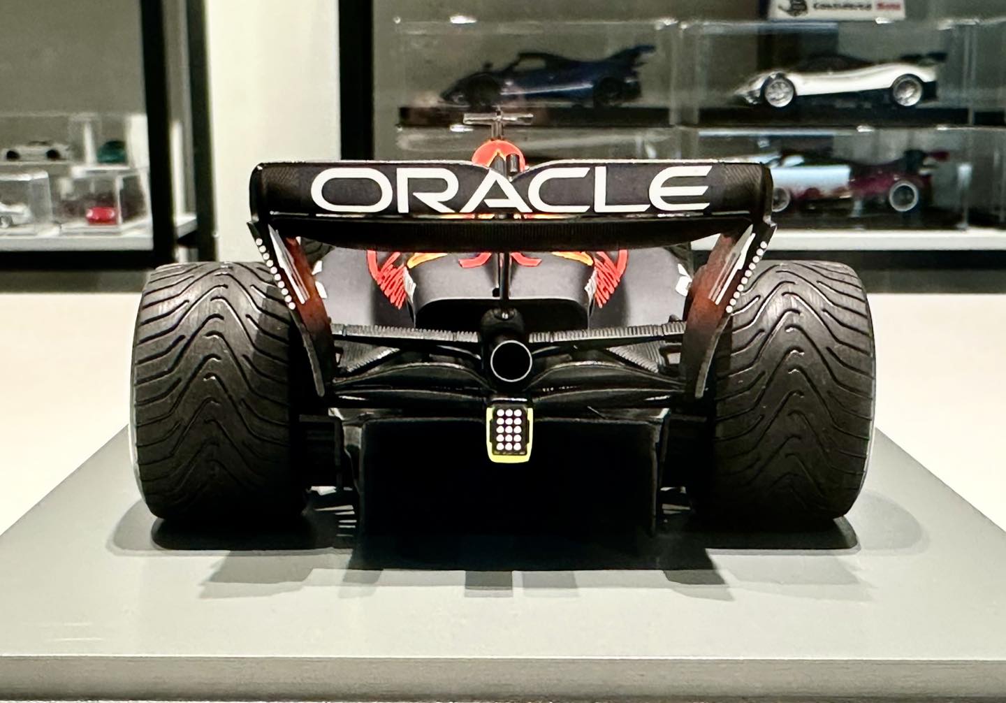 Spark スパーク 1/18 ミニカー レジン プロポーションモデル 2023年8月オランダGP 優勝モデル オラクル レッドブル レーシン グ RED BULL - F1 RB19 TEAM ORACLE RED BULL RACING No.1 WINNER DUTCH GP 2023 MAX VERSTAPPEN No.1 Pit Board 付属