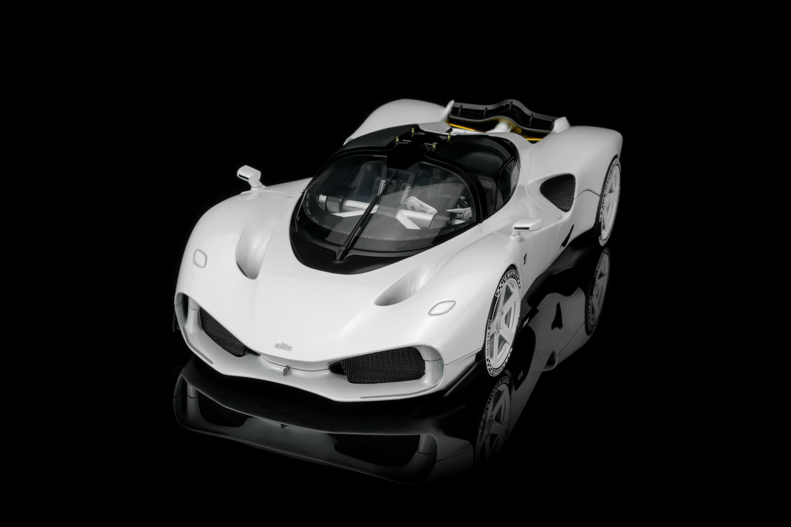 Rakuten - MotorHelix 1/18 ミニカー ダイキャストモデル 2024年モデル NILU - NILU27 V12 6.5L 1070hp 2024 Suzuka White ホワイト