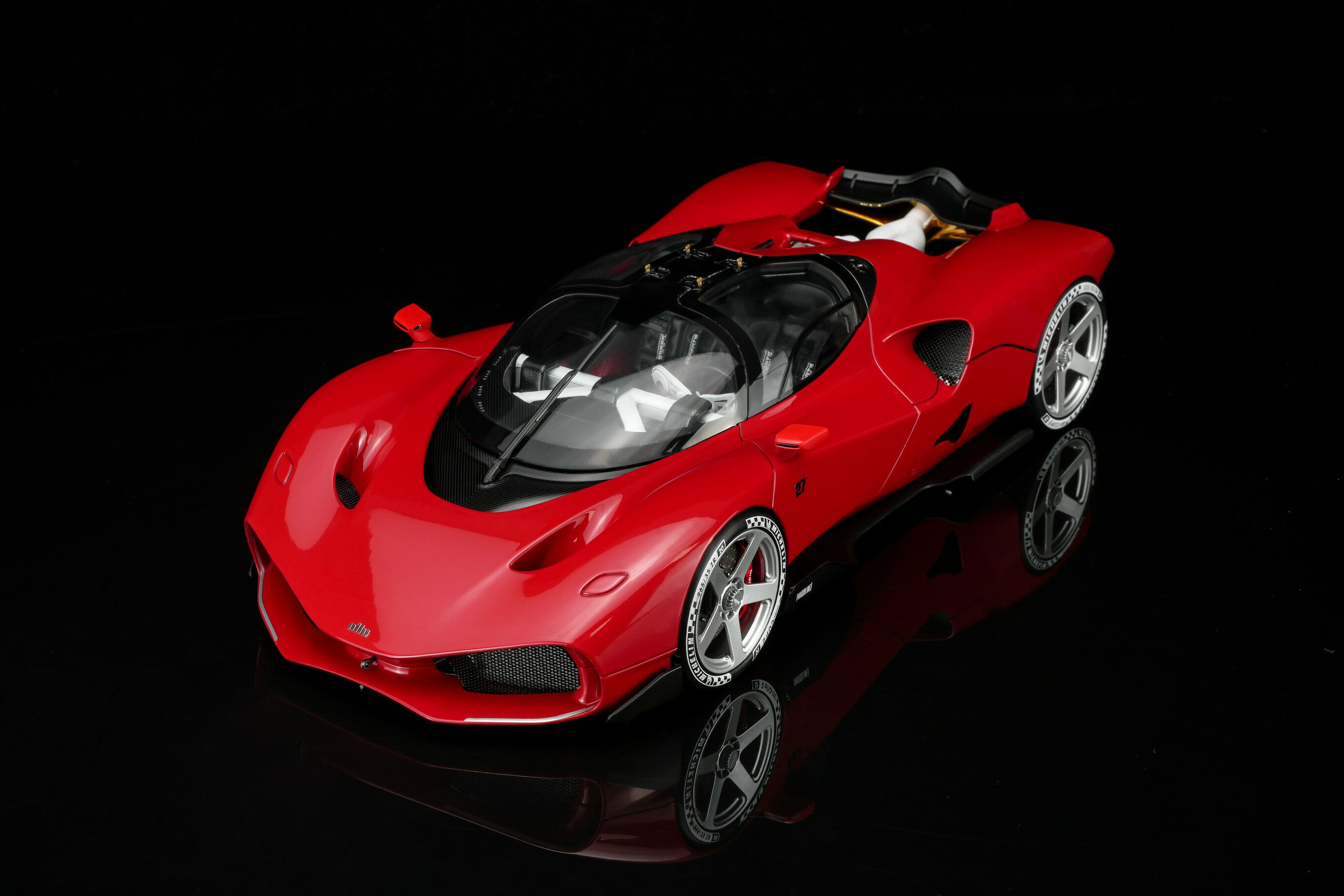 Rakuten - MotorHelix 1/18 ミニカー ダイキャストモデル 2024年モデル NILU - NILU27 V12 6.5L 1070hp 2024 Gilles Red レッド