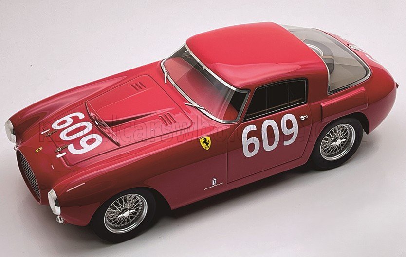 ●スケール：1：18　レジン・プロポーションモデル　開閉ギミックなし。アクリルケース付。 ●メーカー：テクノモデル ●イタリアの「テクノモデル」1/18の新作として、「フェラーリ 250 MM」が登場。"MM"はミッレミリアの略で、前年までのフェラーリの快進撃を記念して名付けられたモデルです。デビュー戦は1953年のジーロ・デ・シチリアで、ドライバーはプライベティアのパウロ・マルツォット。340MMを駆るルイジ・ヴィロレーシに続く2位でフィニッシュしました。250Sがプロトタイプだったのに対し、250MMはロードカーで、V123.0Lエンジン搭載を前提に新たに開発されたシャシーに、ピニンファリーナ製（クーペ）もしくはヴィニャーレ製（バルケッタ）のボディが架装されました。