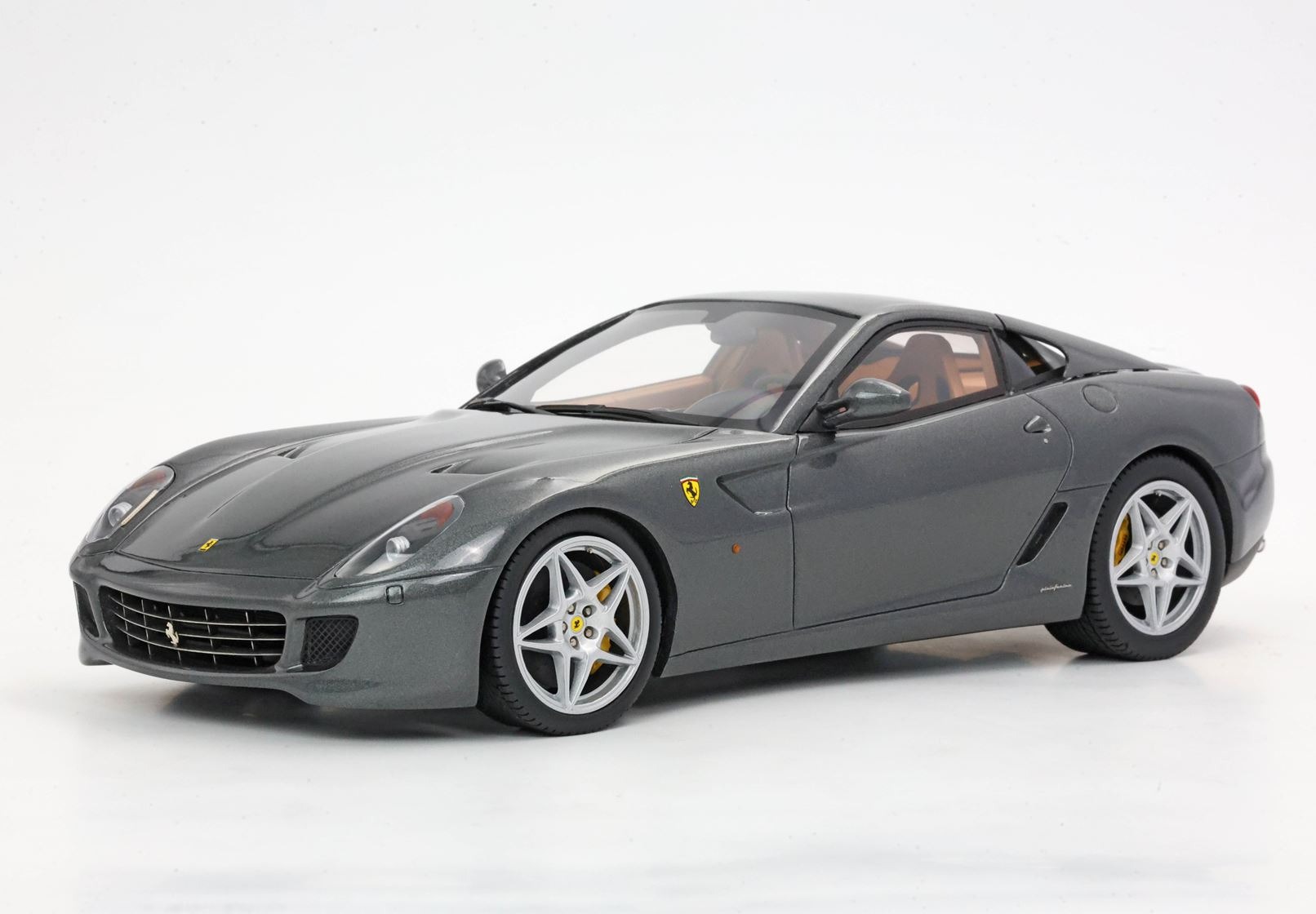 BBR 1/18 �ߥ˥��� �쥸�� �ץ��ݡ�������ǥ� 2006ǯ��ǥ� �ե��顼�� FERRARI 599 GTB FIORANO 2006 Manual Gear - made in Italy Silverstone Grey w/cuoio color interior ���졼�᥿��å��������ꥢ�쥶�������󥫥顼����ƥꥢ