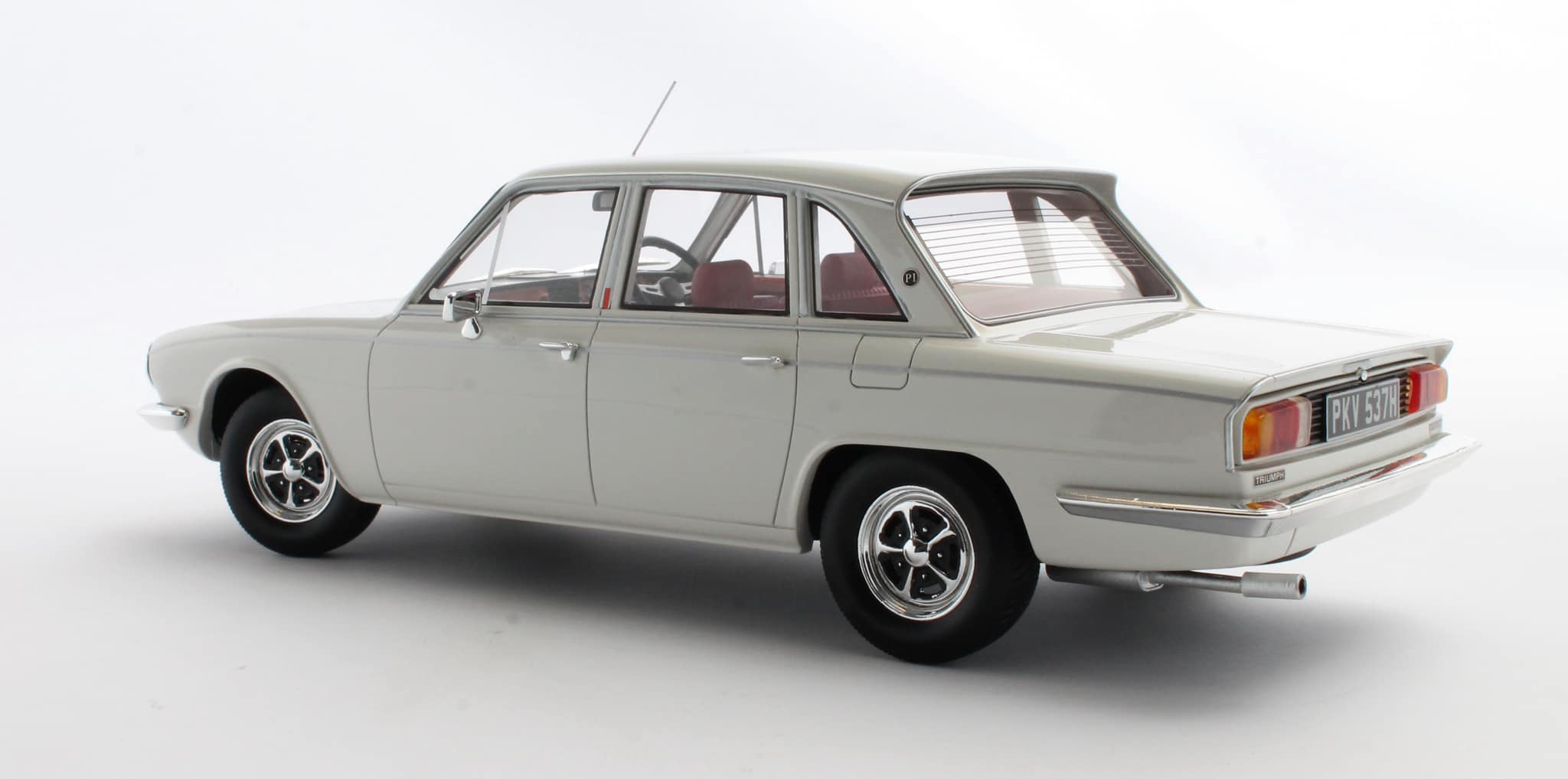 Cult Models カルトモデル 1/18 ミニカー レジン プロポーションモデル 1969年モデル トライアンフ TRIUMPH 2500 1969 ホワイト