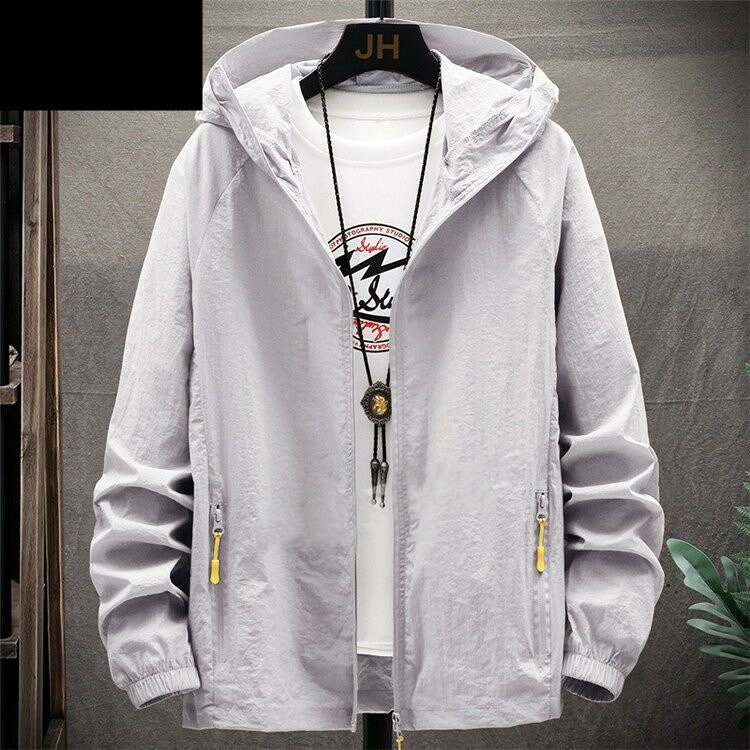 サイズ M L XL 2XL 3XL 4XL サイズについての説明 サイズ:M-4XL【商品紹介】UV遮蔽率90％以上のラッシュガード。海や山、アウトドアなどさまざまなシーンに使えるタイプです。フード付きです。ラッシュガードとは、日焼け対策や、水辺で怪我をしやすい皮膚を守ったり、着たまま泳ぐことも可能な万能スウィムウェアです。夏の海やプールはもちろん、フェスなどのアウトドアシーンにもおすすめ。 素材 素材:ポリエステル100% 色 ホワイト グレー ブルー ピンク 備考 ●サイズ詳細等の測り方はスタッフ間で統一、徹底はしておりますが、実寸は商品によって若干の誤差(1cm〜3cm )がある場合がございますので、予めご了承ください。 ●商品の色は、撮影時の光や、お客様のモニターの色具合などにより、実際の商品と異なる場合がございます。あらかじめ、ご了承ください。 ●製品によっては、生地の特性上、洗濯時に縮む場合がございますので洗濯時はご注意下さいませ。 ▼色味の強い製品によっては他の衣類などに色移りする場合もございますので、速やかに（脱水、乾燥等）するようにお願いいたします。 ▼生地によっては摩擦や汗、雨などで濡れた時は、他の製品に移染する恐れがございますので、着用の際はご注意下さい。 ▼生地の特性上、やや匂いが強く感じられるものもございます。数日のご使用や陰干しなどで気になる匂いはほとんど感じられなくなります。