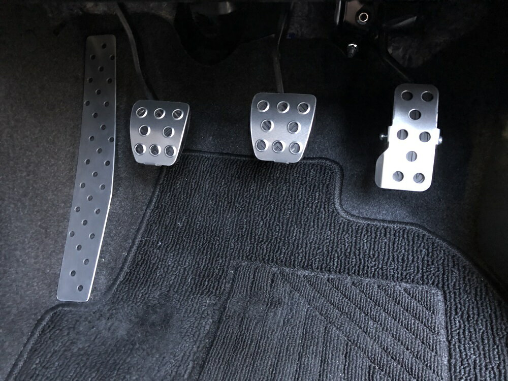 アルミペダルカバーセット アウディ R8 左ハンドル用 MT車用 足元をスタイリッシュにドレスアップ！ 入数：1セット(4個) Aluminum pedal cover set