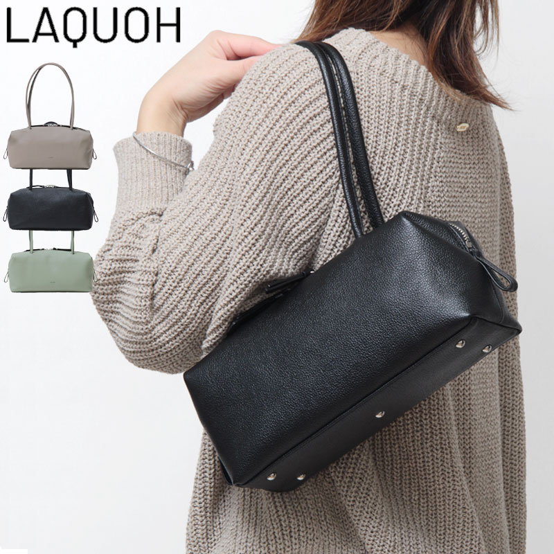 肩に掛けられる横長シルエットの本革ミニボストン。日本製ならではの上質な風合いと整ったフォルムが、装いに品よく馴染み、デイリーからビジネスシーンまで幅広く活躍します。