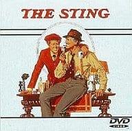 「 スティング [DVD]」 ロバート・レッドフォード (出演), ポール・ニューマン (出演), ジョージ・ロイ・ヒル (監督) 「明日に向って撃て！」のロイ・ヒル監督が、再びニューマン、レッドフォードと組んだ娯楽映画の傑作。1936年のシカゴ。下町にたむろするチンピラ3人組は、バックに大組織が控えているとも知らず、ある男をカモって大金を手にする。怒った組織はチンピラの一人を殺害。そこで残った仲間の一人フッカーは、賭博師ゴンドーフの助けを借りて、復讐のため、ギャング相手に一世一代の大イカサマを企てる……。二転三転する軽妙でスリリングな展開、ラストのアッと驚く大逆転が絶妙。ハムリッシュ編曲による音楽が、時代のムードを効果的に盛り上げる。1930年代ブームの一翼を担った作品としても興味深い。 音声： 英語 字幕： 日本語・英語 JANコード： 4988107149074 ◇帯付き 🐾 安心の検品・保証 当店ではすべての商品を1点ずつ丁寧に検品したうえで出品しております。 万が一、商品に不備がございましたら、商品到着日から30日以内であれば返品・返金を承ります。どうぞ安心してご利用ください。 🐾 送料無料・スピード発送 AM11時までのご注文は、日本郵便〈ゆうメール〉にて当日発送いたします。 ※ゆうメールは土日祝日の配達がございません。あらかじめご了承ください。 商品は防水クッション封筒で丁寧に梱包し、ポストへお届けします。 🐾 まとめ買いがおトク！クーポン配布中 2点以上のご購入　→　100円引き 4点以上のご購入　→　400円引き 8点以上のご購入　→　1,000円引きDISC PLUSは映画・音楽好きのための専門中古ショップです。 レア盤、絶版アイテム、懐かしの名作など、毎日新商品入荷中！ 🐾 まとめ買いでおトクなクーポン配布中