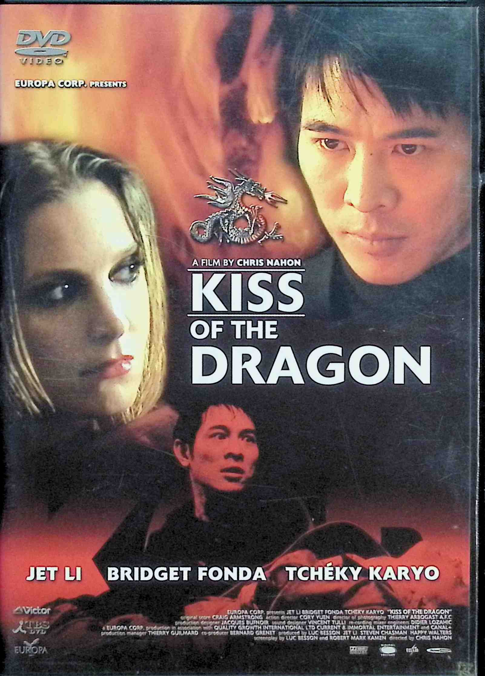 「 キス・オブ・ザ・ドラゴン [DVD]」 ジェット・リー、ブリジット・フォンダ、チェッキー・カリョ、監督 クリス・ナオン 内容解説 中国公安局の捜査官リウ・ジャンはパリで腐敗した警察官に陥れられ殺人容疑をかけられる。裏社会で生きるアメリカ人娼婦と協力し真実を暴こうと孤立無援の戦いを繰り広げる。ジェット・リーの超絶アクションが炸裂するカンフー映画。 ジャンル アクション 音声： 日本語・英語 字幕： 日本語・英語 JANコード： 4975769250101 ◇ディスク盤面状態良好ですが、ジャケットにわずかに背ヤケがあります。 🐾 安心の検品・保証 当店ではすべての商品を1点ずつ丁寧に検品したうえで出品しております。 万が一、商品に不備がございましたら、商品到着日から30日以内であれば返品・返金を承ります。どうぞ安心してご利用ください。 🐾 送料無料・スピード発送 AM11時までのご注文は、日本郵便〈ゆうメール〉にて当日発送いたします。 ※ゆうメールは土日祝日の配達がございません。あらかじめご了承ください。 商品は防水クッション封筒で丁寧に梱包し、ポストへお届けします。 🐾 まとめ買いがおトク！クーポン配布中 2点以上のご購入　→　100円引き 4点以上のご購入　→　400円引き 8点以上のご購入　→　1,000円引きDISC PLUSは映画・音楽好きのための専門中古ショップです。 レア盤、絶版アイテム、懐かしの名作など、毎日新商品入荷中！ 🐾 まとめ買いでおトクなクーポン配布中