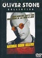 「 ナチュラル・ボーン・キラーズ 特別版 [DVD]」 ウディ・ハレルソン (出演), ジュリエット・ルイス (出演), オリバー・ストーン (監督) 史上最悪の大量殺人鬼としてアメリカ犯罪史にその名を刻むことになったミッキー＆マロリーの凶行と、彼らを取り巻くメディア社会の狂気を描いた問題作。マロリーとその恋人のミッキーは、マロリーに性的虐待を加えた父と、それを見て見ぬふりをした母を殺し、ルート666をひた走る。ゲームのように殺人を重ねる彼らは、いつしかマスコミによってヒーローに仕立てられていた。二人を捕らえ自分の名を売りたい刑事、独占インタビューをもくろむTVキャスターたちが彼らを追う。Q・タランティーノによる原案をO・ストーンが脚色・監督。 音声： 日本語・英語 字幕： 日本語・英語 JANコード： 4988135536402 ◇ディスクにわずかに小傷があります。 🐾 安心の検品・保証 当店ではすべての商品を1点ずつ丁寧に検品したうえで出品しております。 万が一、商品に不備がございましたら、商品到着日から30日以内であれば返品・返金を承ります。どうぞ安心してご利用ください。 🐾 送料無料・スピード発送 AM11時までのご注文は、日本郵便〈ゆうメール〉にて当日発送いたします。 ※ゆうメールは土日祝日の配達がございません。あらかじめご了承ください。 商品は防水クッション封筒で丁寧に梱包し、ポストへお届けします。 🐾 まとめ買いがおトク！クーポン配布中 2点以上のご購入　→　100円引き 4点以上のご購入　→　400円引き 8点以上のご購入　→　1,000円引きDISC PLUSは映画・音楽好きのための専門中古ショップです。 レア盤、絶版アイテム、懐かしの名作など、毎日新商品入荷中！ 🐾 まとめ買いでおトクなクーポン配布中🐾