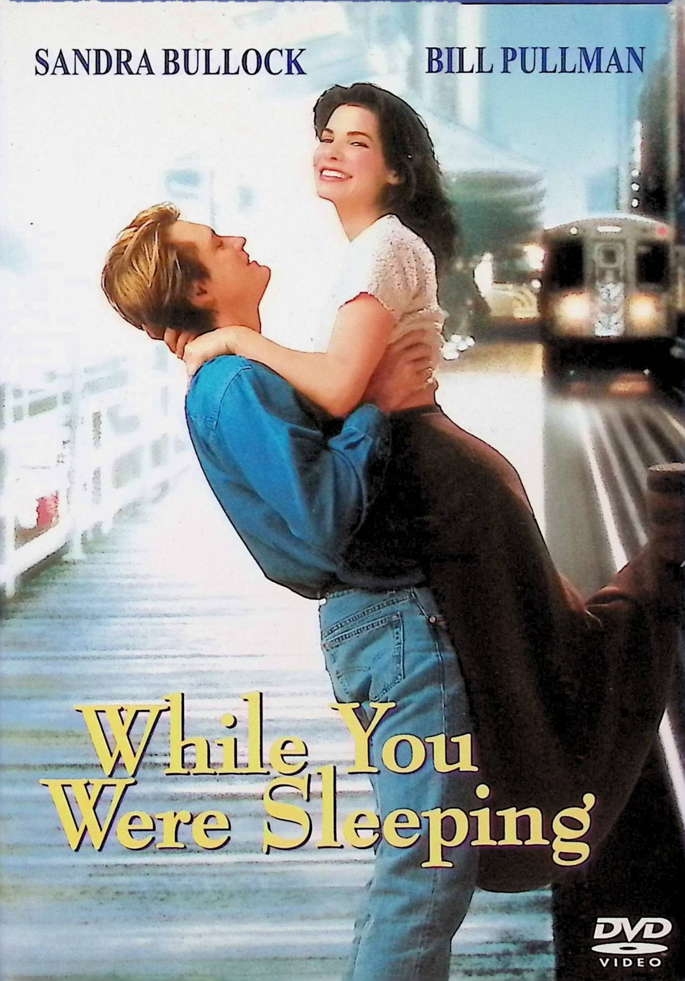 「 あなたが寝てる間に… [DVD]」 サンドラ・ブロック (出演), ビル・プルマン (出演), ジョン・タートルトープ (監督) シカゴのダウンタウンで暮らすルーシーは、地下鉄の改札で働くシングルウーマン。クリスマス・イヴまで出勤した彼女の前で、毎朝見かける憧れの彼ピーターがホームに落下。必死で助け、昏睡状態の彼に付き添っていた彼女は、彼の家族に婚約者だとすっかり勘違いされてしまう。そのうちにピーターの弟ジャックと親しくなりお互い惹かれ合うが、ピーターが昏睡状態から目覚め……。クリスマスを舞台に理想の恋人探しを描いたラブ・ストーリー。 音声： 日本語・英語 字幕： 日本語・英語 JANコード： 4959241934505 ◇ディスクにわずかに小傷があります。 🐾 安心の検品・保証 当店ではすべての商品を1点ずつ丁寧に検品したうえで出品しております。 万が一、商品に不備がございましたら、商品到着日から30日以内であれば返品・返金を承ります。どうぞ安心してご利用ください。 🐾 送料無料・スピード発送 AM11時までのご注文は、日本郵便〈ゆうメール〉にて当日発送いたします。 ※ゆうメールは土日祝日の配達がございません。あらかじめご了承ください。 商品は防水クッション封筒で丁寧に梱包し、ポストへお届けします。 🐾 まとめ買いがおトク！クーポン配布中 2点以上のご購入　→　100円引き 4点以上のご購入　→　400円引き 8点以上のご購入　→　1,000円引きDISC PLUSは映画・音楽好きのための専門中古ショップです。 レア盤、絶版アイテム、懐かしの名作など、毎日新商品入荷中！ 🐾 まとめ買いでおトクなクーポン配布中🐾