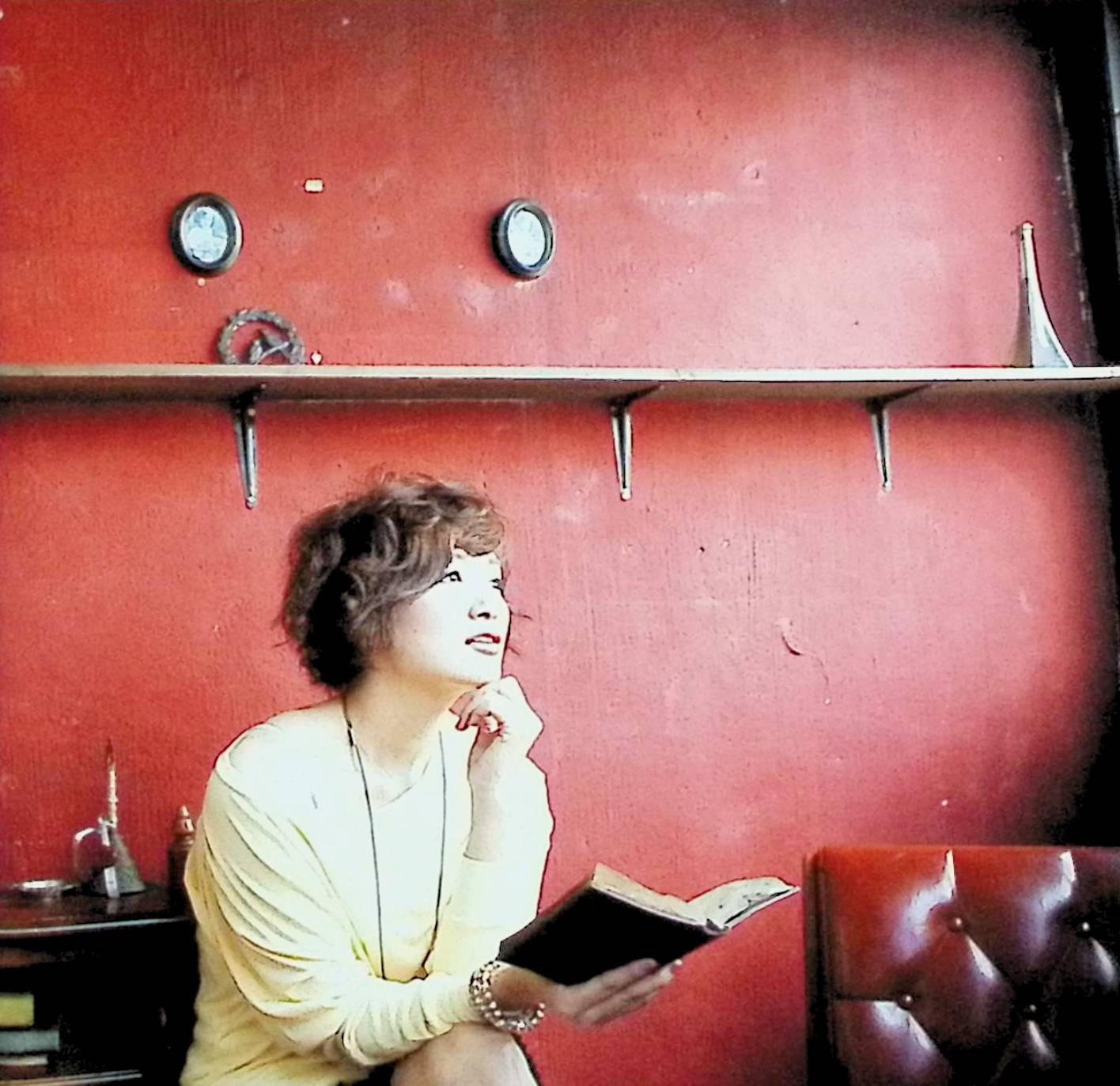 「 明日を願うなら」 ルンヒャン, RUNG HYANG シンガーソングライター・ルンヒャン、ソロ名義としては3年ぶりとなる待望のミニアルバム「明日を願うなら」。 清水翔太、クリスタル・ケイ、BENIなど実力派シンガーを手がけるShingo.Sをサウンドプロデューサーに迎え、歌そのものにフォーカスを当てた渾身のアルバムが完成! 参加ミュージシャンには、JUJU、ゴスペラーズ、kyoto jazz massiveなどで活躍中のギタリスト・伊原anikki広志、そして日本のみならず海外でも活躍中のソヘグム奏者・ユンヘギョンを起用し、楽曲に華を添えている。 収録曲には、現代女性の揺れ動く気持ちを歌った「じゃあね」、The Isley Brothersを彷彿させるシルキーな「YOU TOO」、力強くも優しいメッセージソング「明日を願うなら」など、様々な人生の岐路に立つ人々に捧げる全6曲。 JAN： 4582321120026 ◇帯付き 🐾 安心の検品・保証 当店ではすべての商品を1点ずつ丁寧に検品したうえで出品しております。 万が一、商品に不備がございましたら、商品到着日から30日以内であれば返品・返金を承ります。どうぞ安心してご利用ください。 🐾 送料無料・スピード発送 AM11時までのご注文は、日本郵便〈ゆうメール〉にて当日発送いたします。 ※ゆうメールは土日祝日の配達がございません。あらかじめご了承ください。 商品は防水クッション封筒で丁寧に梱包し、ポストへお届けします。 🐾 まとめ買いがおトク！クーポン配布中 2点以上のご購入　→　100円引き 4点以上のご購入　→　400円引き 8点以上のご購入　→　1000円引きDISC PLUSは映画・音楽好きのための専門中古ショップです。 レア盤、絶版アイテム、懐かしの名作など、毎日新商品入荷中！ 🐾 まとめ買いでおトクなクーポン配布中🐾