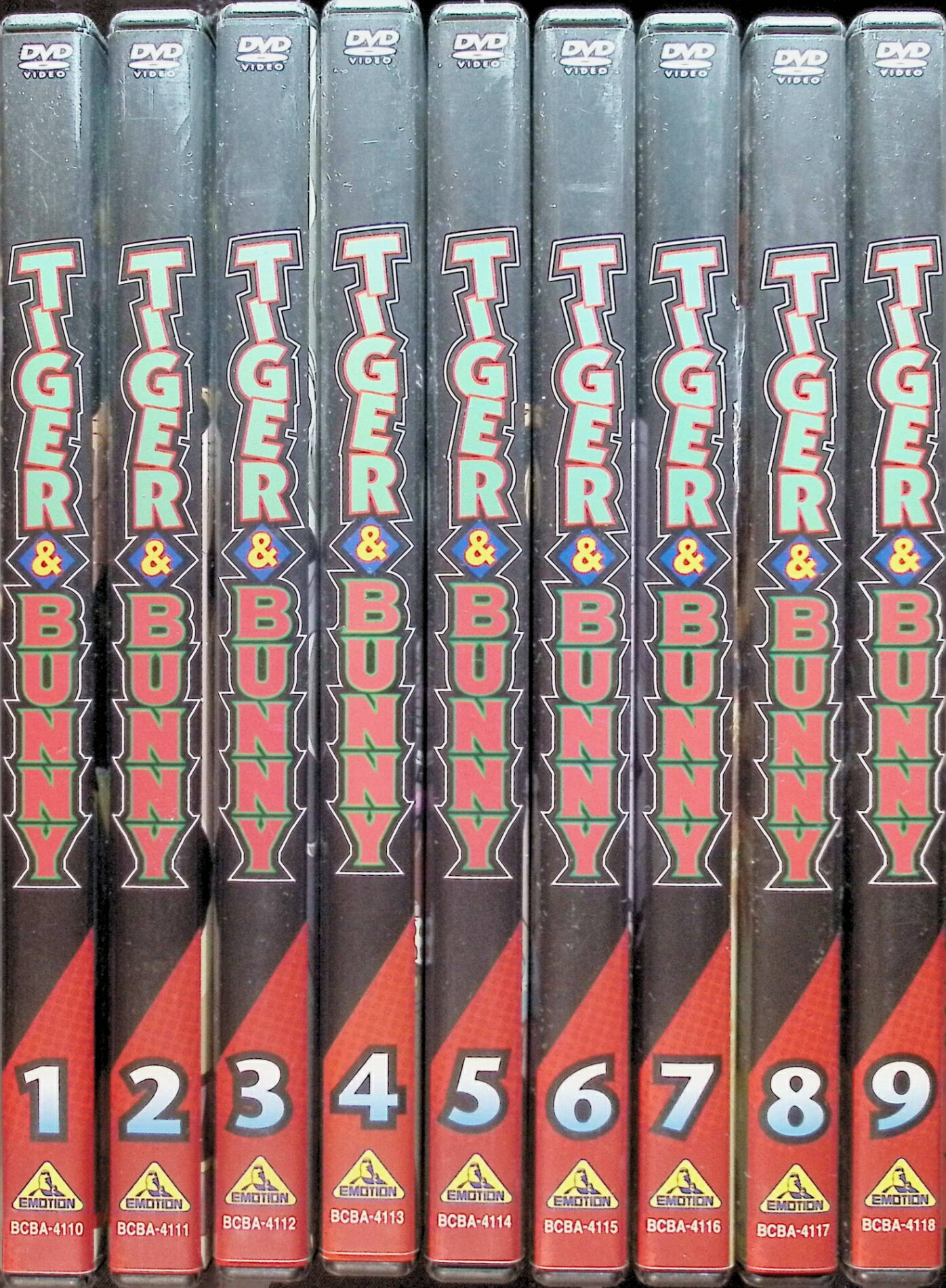 「 TIGER&BUNNY 全9巻セット[DVD]」 平田広明 (出演), 森田成一 (出演), さとうけいいち (監督) 様々な人種、民族、そして『NEXT』と呼ばれる特殊能力者が共存する都市シュテルンビルト。そこには『NEXT』能力を使って街の平和を守る『ヒーロー』が存在した。仕事も私生活も崖っぷちのベテランヒーロー、ワイルドタイガー（鏑木・ T・虎徹）は、突然新人ヒーローのバーナビー・ブルックスJr.とコンビを組む ことに。二人は対立しながらも悪に立ち向かう…！ （全25話） JANコード： 4934569641106 🐾 安心の検品・保証 当店ではすべての商品を1点ずつ丁寧に検品したうえで出品しております。 万が一、商品に不備がございましたら、商品到着日から30日以内であれば返品・返金を承ります。どうぞ安心してご利用ください。 🐾 送料無料・スピード発送 AM11時までのご注文は、日本郵便〈ゆうメール〉にて当日発送いたします。 ※ゆうメールは土日祝日の配達がございません。あらかじめご了承ください。 商品は防水クッション封筒で丁寧に梱包し、ポストへお届けします。 🐾 まとめ買いがおトク！クーポン配布中 2点以上のご購入　→　100円引き 4点以上のご購入　→　400円引き 8点以上のご購入　→　1,000円引きDISC PLUSは映画・音楽好きのための専門中古ショップです。 レア盤、絶版アイテム、懐かしの名作など、毎日新商品入荷中！ 🐾 まとめ買いでおトクなクーポン配布中