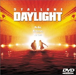 「 デイライト [DVD]」 シルベスター・スタローン (出演), エイミー・ブレネマン (出演), ロブ・コーエン (監督) NYに向かう海底トンネルで大自動車事故が発生。両出口は埋まり、数百名が内部に閉じ込められた。元救助隊員のラトゥーラは救助のため、危険を冒して内部へ潜入し、生存者たちと合流する。だが、彼らに予想外の危機が続々と襲いかかる。 シルヴェスター・スタローン主演によるパニック・アクション。彼扮する元救助隊員と、海底トンネルで大事故に遭った人々のサバイバルが、スリリングに展開する。過激な見せ場はもちろん、恐怖に怯える人々の勇気やエゴといった心理描写も見応え十分。パニック映画ならではの面白さを、詰め込んだ娯楽作だ。 音声： 日本語・英語 字幕： 日本語・英語 JANコード： 4988107117677 ◇帯付き 🐾 安心の検品・保証 当店ではすべての商品を1点ずつ丁寧に検品したうえで出品しております。 万が一、商品に不備がございましたら、商品到着日から30日以内であれば返品・返金を承ります。どうぞ安心してご利用ください。 🐾 送料無料・スピード発送 AM11時までのご注文は、日本郵便〈ゆうメール〉にて当日発送いたします。 ※ゆうメールは土日祝日の配達がございません。あらかじめご了承ください。 商品は防水クッション封筒で丁寧に梱包し、ポストへお届けします。 🐾 まとめ買いがおトク！クーポン配布中 2点以上のご購入　→　100円引き 4点以上のご購入　→　400円引き 8点以上のご購入　→　1,000円引きDISC PLUSは映画・音楽好きのための専門中古ショップです。 レア盤、絶版アイテム、懐かしの名作など、毎日新商品入荷中！ 🐾 まとめ買いでおトクなクーポン配布中 🐾